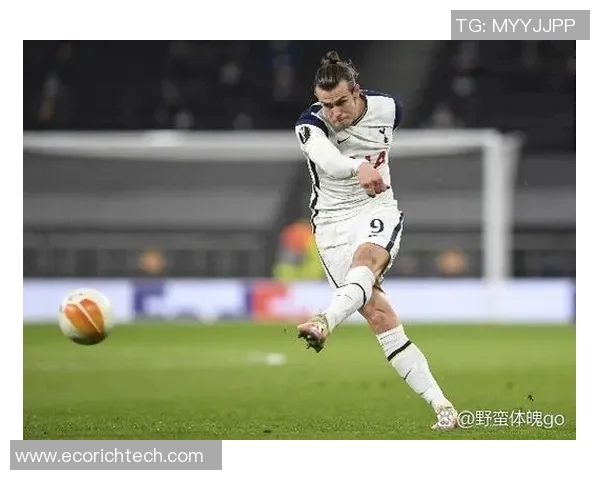 足球球星训练日常展现压腿动作塑造力量与柔韧的独特瞬间 足球球星训练日常展现压腿动作塑造力量与柔韧的独特瞬间