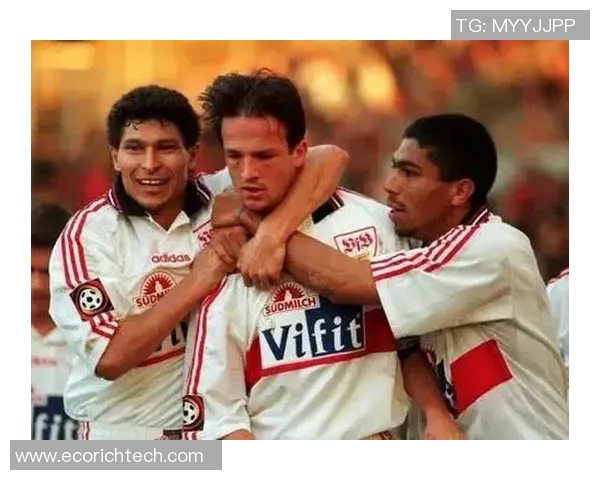 90年代足球传奇球星合照集结，回顾经典时刻与辉煌岁月