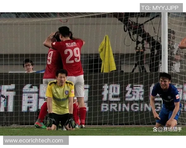 足球场恶犯球星盘点:从肘击到飞踹,这些球员因暴力行为被记入史册 足球场恶犯球星盘点:从肘击到飞踹,这些球员因暴力行为被记入史册